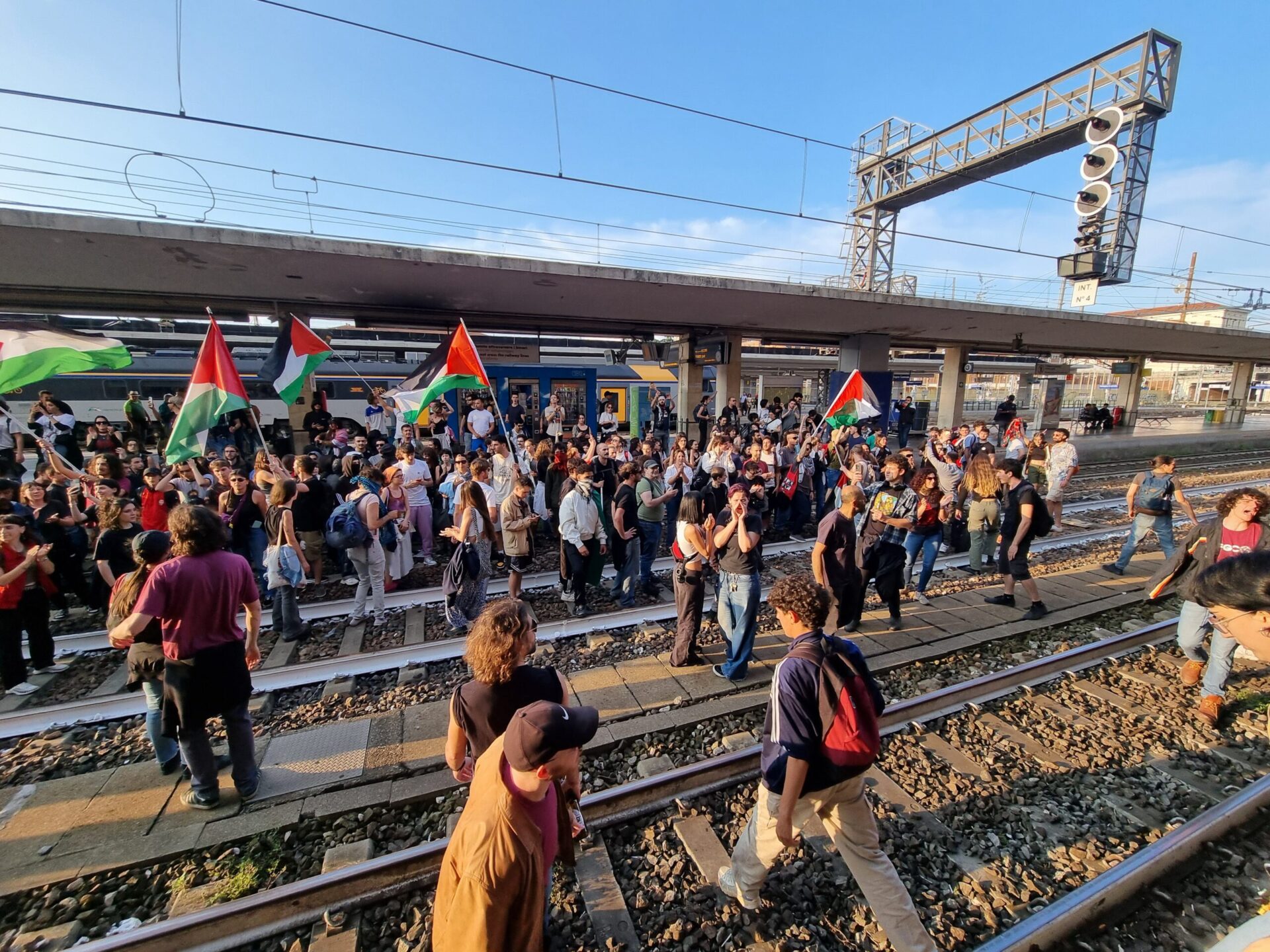 video-|-binari-occupati-a-bologna-e-treni-fermi-per-90-minuti-per-gaza,-salvini:-“i-manifestanti-dovranno-risarcire”